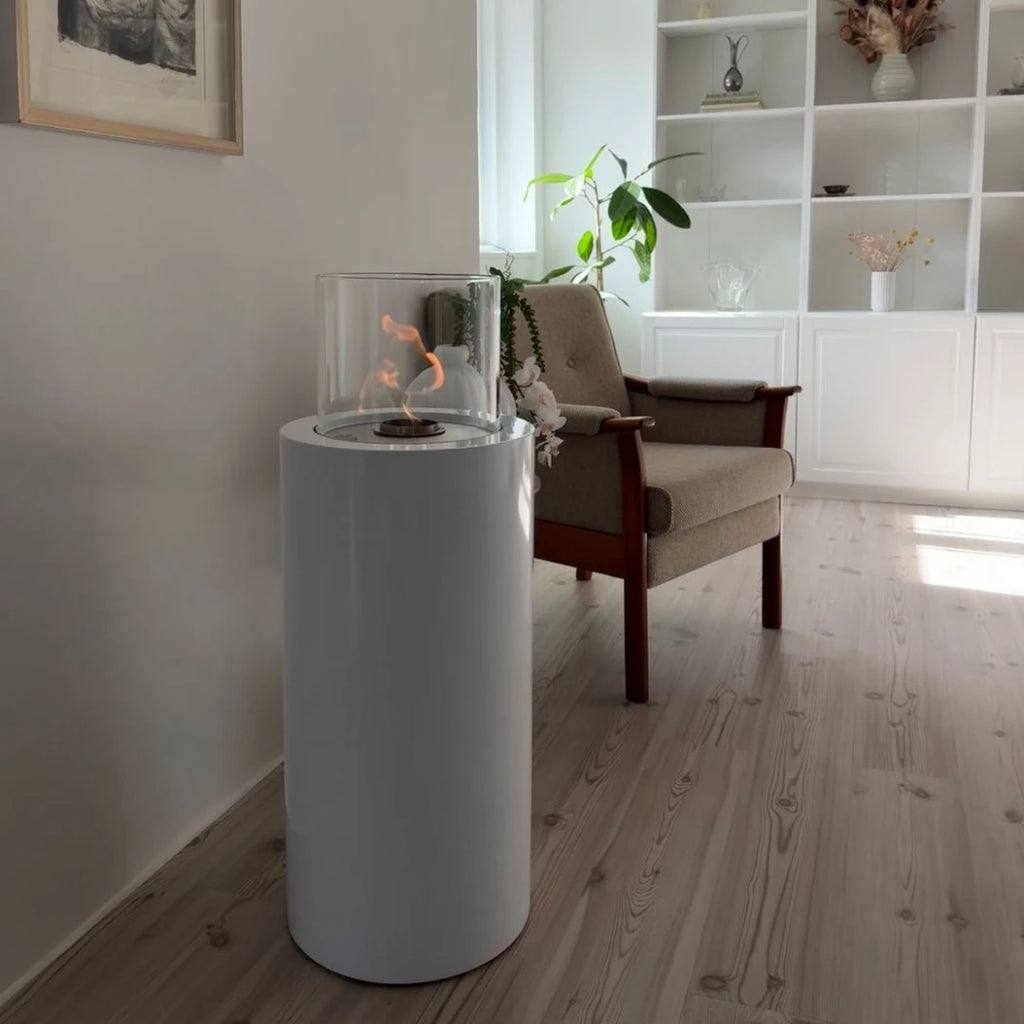 ScandiFlames Dualis bioethanol fireplace with a white fireplace body and a cylindrical safety glass