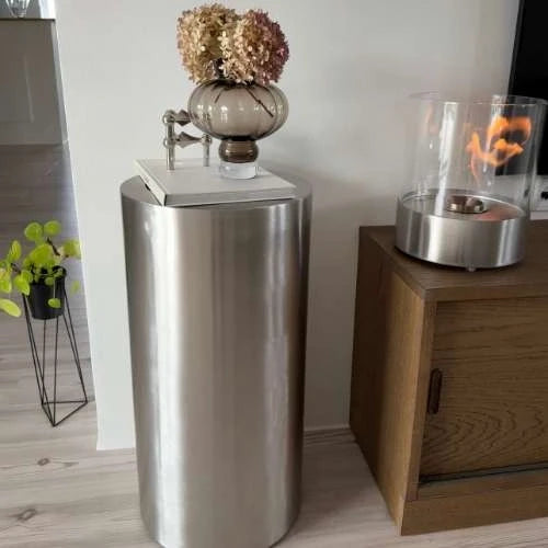 ScandiFlames Dualis bioethanol fireplace with a brushed steel fireplace body and a cylindrical safety glass